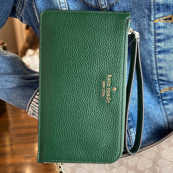 Kate Spade Medium Lucy L-Zip Wristlet Pebble Leather 
COLOR:
Arugula 
NWT - Picture 15 of 16